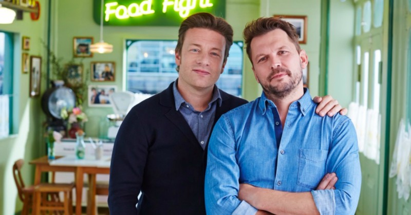 Jamie Oliver och Jimmie i "Jamie & Jimmie´s Food Fight Club" i TV8 Play