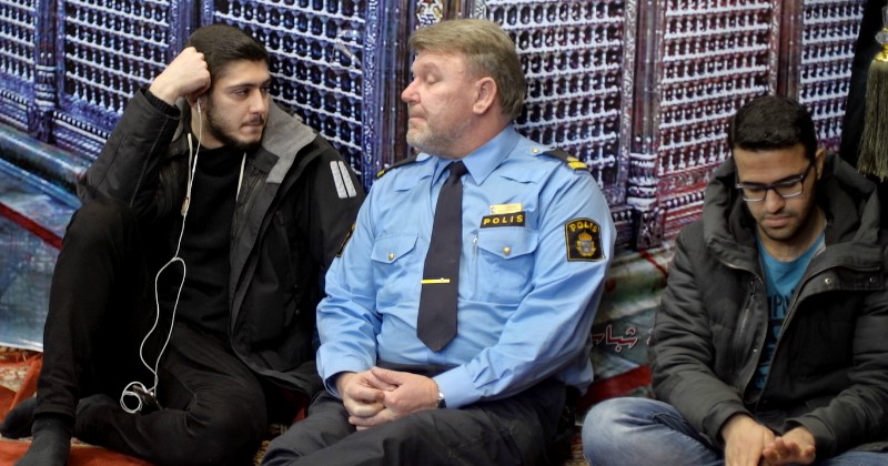 Polisen Ulf med flyktingar i serien "Det goda landet" i UR Play