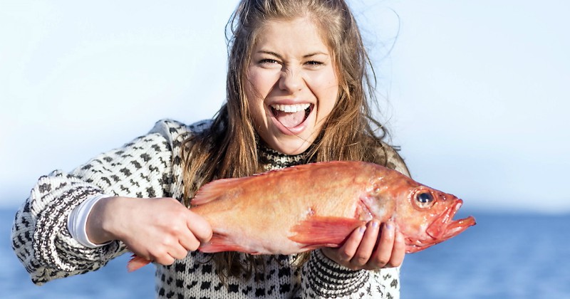 Kvinna med fisk i Bästa skårungen i Lofoten i UR Play