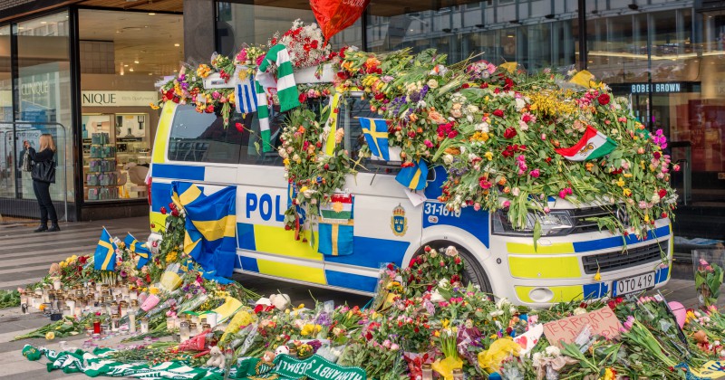 Polisbil med blommor i Drottninggatan - Minnesdagen i SVT Play