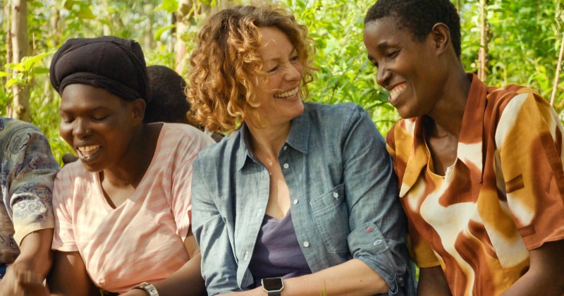 Kate Humble med afrikanska kvinnor i "Extrema äktenskap" på UR Play