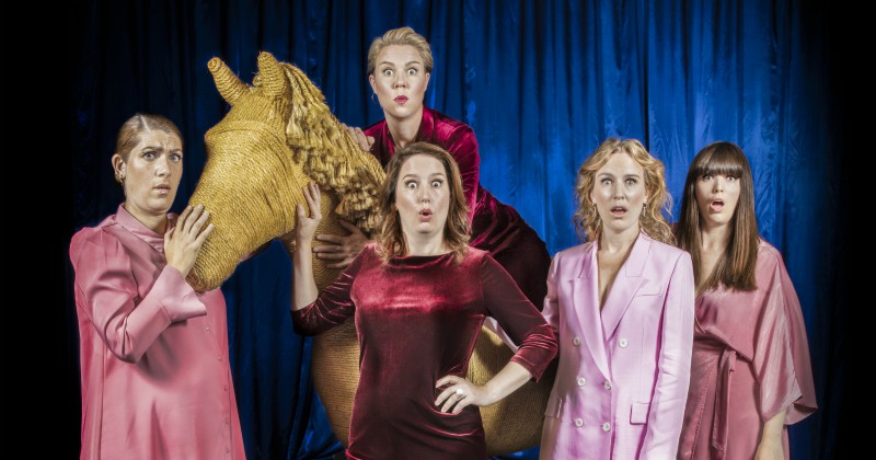 Humorgruppen Stallet i Alla hästar hemma på SVT Play