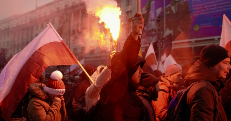 Demonstranter i dokumentären Gud, Polen och politiken på SVT Play