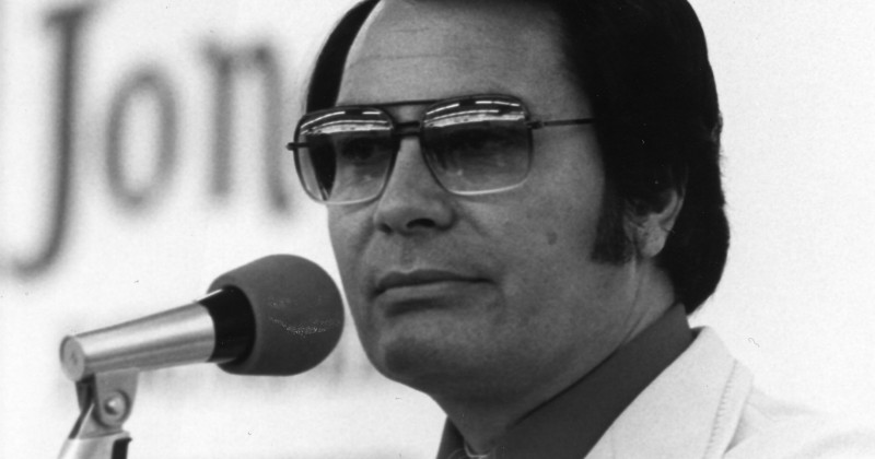 Jim Jones i "Jonestown: Självmordssekten" på SVT Play streaming