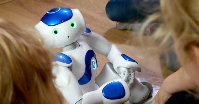 En robot i familjen på UR Play