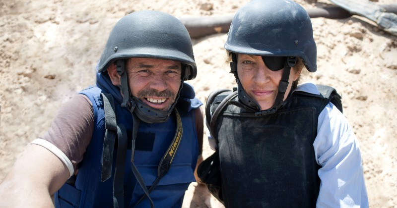 Paul Conroy och Marie Colvin i dokumentären "Dödligt uppdrag" på SVT Play
