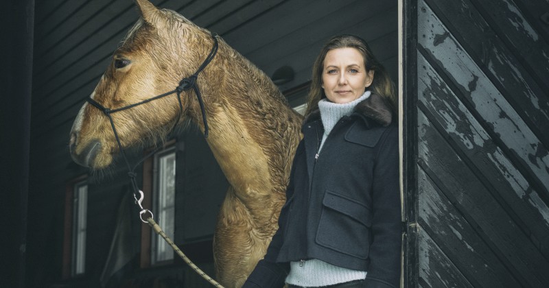 Sanna Lundell och häst i serien Flocken på SVT Play