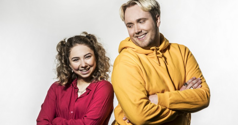 Edvin och Laki hjälper till på SVT Play