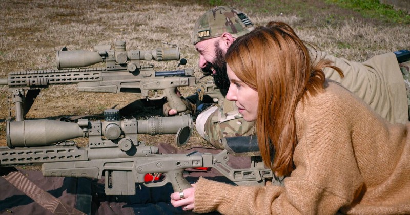 Stacey Dooley i USA:s vapenhandel inifrån på SVT Play