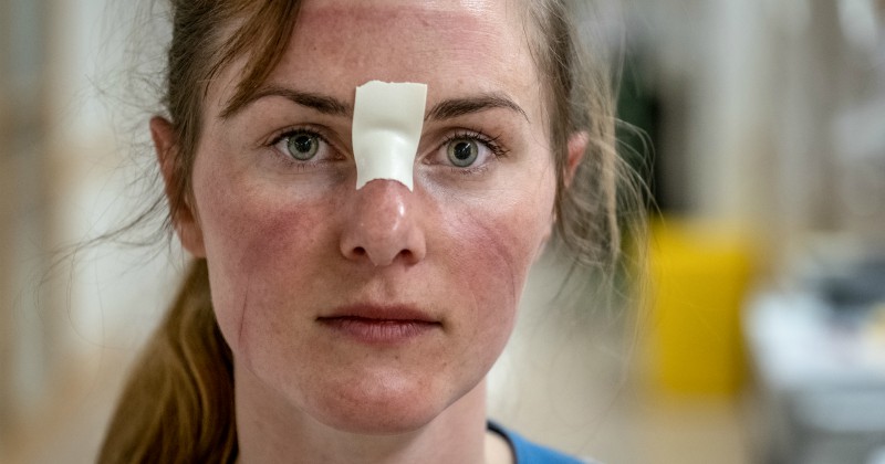 Sjuksköterska i "Berättelser från frontlinjen - kampen mot coronaviruset" på SVT Play