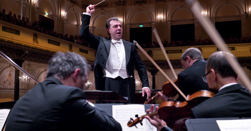 Dirigent i Beethovens violinkonsert på SVT Play