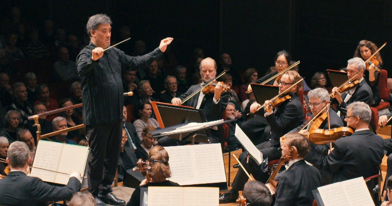 Kungliga Filharmonikerna framför Allan Petterssons berömda sjunde symfoni under ledning av gästande förre chefsdirigenten Alan Gilbert.