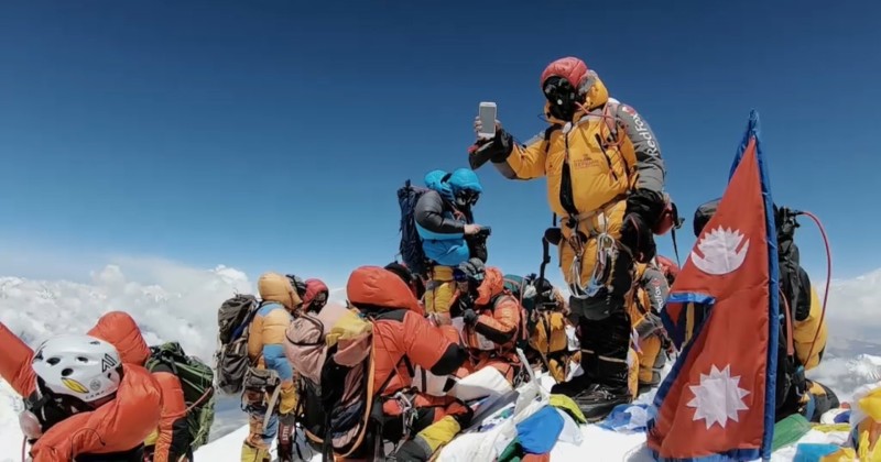 Bergsklättrare i Kaoset på Mount Everest på SVT Play