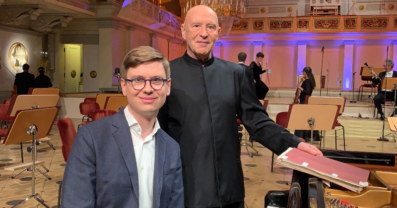 Musiker Fyra händer hyllar Mozart SVT Play
