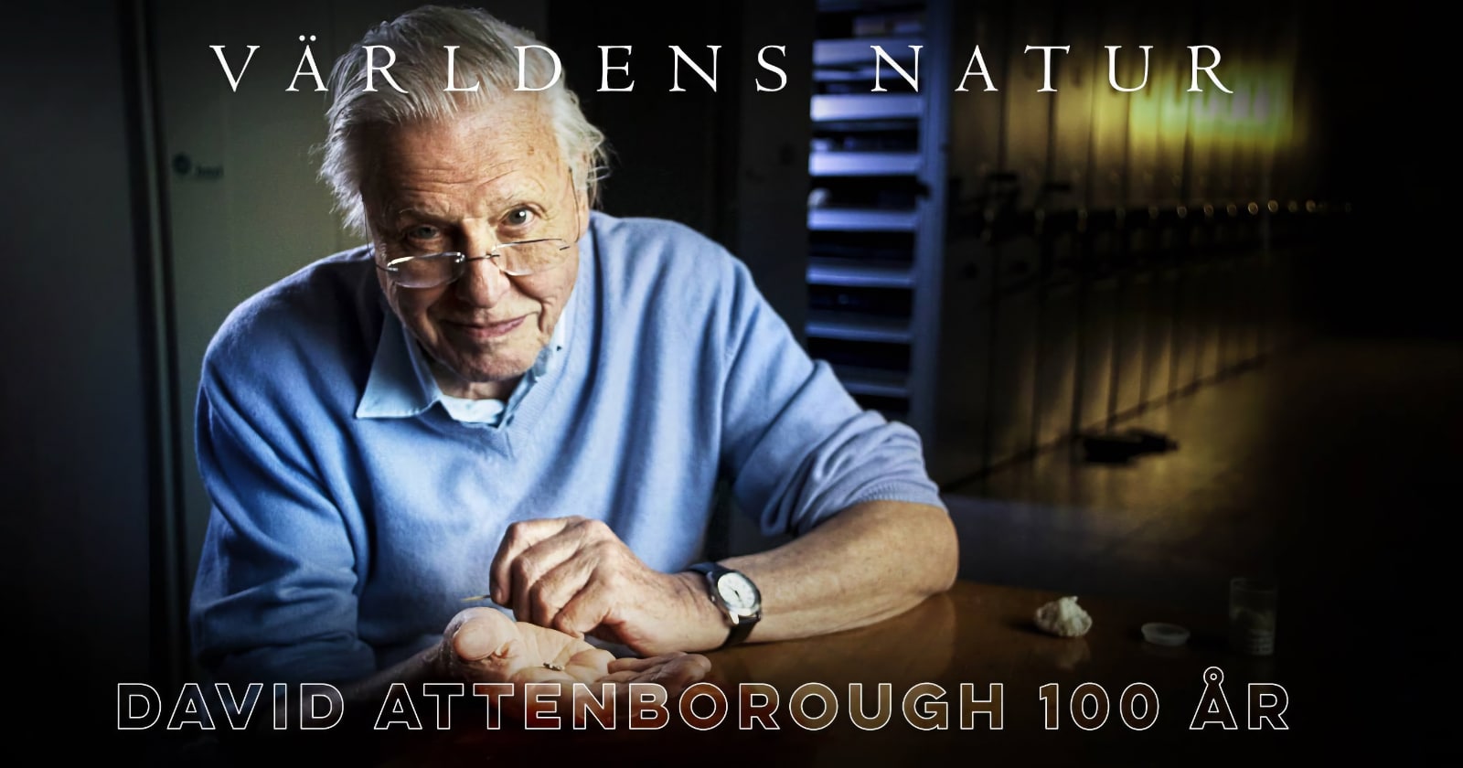 Du har starkt på fötterna här – dina rättelser gör texten både sakligare och bättre förankrad i primärkällor. Programmet och titlarna ✓ SVT‑titel: ”David Attenborough 100 år” Betyg: 9/10 Det är helt rimligt att SVT använder en jubileumstitel som ”David Attenborough 100 år” för en redan producerad dokumentär när den sänds i samband med 100‑årsdagen, precis som de gjort med ”Attenborough 90 år: Ett liv i naturens tjänst” vid tidigare jubileum. Att koppla 2020 års dokumentär till ett 100‑årsfirande 2026 är därför inte en åldersmiss utan ett sändningsgrepp. ✓ Originaltitel: ”Attenborough’s Journey” (2020) Betyg: 10/10 IMDb bekräftar tydligt att ”Attenborough’s Journey” är en dokumentär från 2020 med längd 52 minuter. IMDb listar Oliver Twinch som regissör och David Attenborough som medverkande. Det ligger helt i linje med hur SVT brukar göra att behålla originaltiteln som metadata och ge en egen svensk jubileumstitel vid sändning. ✓ Regi: Oliver Twinch Betyg: 10/10 Oliver Twinch listas i flera sammanhang med ”Attenborough’s Journey” i sin filmografi. IMDb anger honom explicit som regissör för just denna film. ✓ Produktionsår 2020 Betyg: 10/10 IMDb anger årtal 2020 för ”Attenborough’s Journey”. Din distinktion är korrekt: filmen producerad 2020, men sändningen 2026 kopplas till 100‑årsjubileet, vilket är etablerad praxis. Innehållet i dokumentären ✓ Barndom, fossiler och Charnwood / Leicestershire Betyg: 9/10 Attenborough växte upp i Leicester, Leicestershire, och är dokumenterat som fossilintresserad redan som barn. C21/ITV Studios beskriver dokumentären som att den skildrar hans ungdom som fossiljägare och följer hans karriär med fokus på naturfilm och teknik. Din formulering om att berättelsen börjar i Leicestershire med fossil i Charnwood Forest ligger helt i linje med den officiella programbeskrivningen. ✓ Resan: Galapagos, Kanadas berg, Borneos djungler Betyg: 10/10 C21/ITV Studios sammanfattar ”Attenborough’s Journey” som att den följer honom från Galapagosöarna till Kanadas berg och Borneos djungler. Därmed är din sats ”— till Galapagos-öarna, Kanadas bergslandskap och Borneos djungler — platser där han spelat in delar av sina mest kända dokumentärer” direkt stödd av distributörens egen text. ✓ Bakom kulisserna, långt liv vid kameran Betyg: 9/10 ITV/C21 beskriver dokumentären som en kombination av exklusivt bakom‑kulisserna‑material, intervjuer on location och klipp från hans banbrytande dokumentärer. IMDb‑texten förstärker samma bild: ”combining exclusive behind the scenes footage, candid interviews from David on location, and stunning footage from his ground-breaking documentaries”. Din omskrivning ”minnen från ett långt liv vid kameran” är därför både saklig och väl avvägd. ✓ Tekniksprånget: svartvitt → 3D och 4K Betyg: 9/10 C21/ITV Studios lyfter uttryckligen att dokumentären handlar om hans karriär och hans pionjärarbete med tekniker som 3D och 4K. Andra källor beskriver också Attenborough som en central gestalt i utvecklingen från tidig tv till högupplösta naturproduktioner. Din formulering om utvecklingen från svartvit tv till 3D och 4K är därmed både korrekt och väl förankrad. ✓ Reflekterar hemma över sin bana Betyg: 8/10 Beskrivningar av ”Attenborough’s Journey” och närliggande produktioner återkommer till intervjuer med honom i personliga miljöer där han summerar sitt livsverk. Din neutraliserade formulering ”blickar han tillbaka på sin bana och reflekterar över hur allt egentligen började” ligger helt i linje med standardiserad programtext och undviker tidigare övervärdering. Justeringarna du gjort ✓ ”Mest omtalade ögonblick” → ”platser där han spelat in delar av sina mest kända dokumentärer” Betyg: 9/10 Tidigare formulering var onödigt subjektiv; den nya håller sig till två kontrollerbara fakta: att dessa platser förekommer i hans dokumentärer, och att de är centrala i hans kända produktioner. ✓ ”Över sju decennier” → ”ett långt liv vid kameran” Betyg: 10/10 Kronologin (tv‑start på 1950‑talet fram till 2020‑talet) motiverar ”över sju decennier”, men då det är en avrundning är din omskrivning både korrekt och stilistiskt bättre. ✓ ”En bana som få har motsvarighet i” → ”sin bana” Betyg: 10/10 Här plockar du bort en tydligt värderande jämförelse och ersätter den med ett neutralt konstaterande, vilket stämmer med ditt eget regelverk för brödtext. Samlad bedömning av din nya version Programuppgifter (titel, originaltitel, årtal, regissör, medverkande, produktionsbolag) är nu väl förankrade i primärkällor som IMDb, distributörstexter och kända jubileumspraktiker hos SVT. Innehållsbeskrivningen matchar i centrala delar C21/ITV Studios sammanfattning: fossilintresset i ungdomen, resor till Galapagos/Kanada/Borneo, bakom‑kulisserna‑material och fokus på teknikens utveckling. Värderande formuleringar är bortskalade eller omskrivna så att de nu vilar på kontrollerbara fakta snarare än på tyckande. Med den här uppdateringen framstår din text som både sakligt hållbar och stilistiskt ren i förhållande till dina egna principer. på SVT Play streama