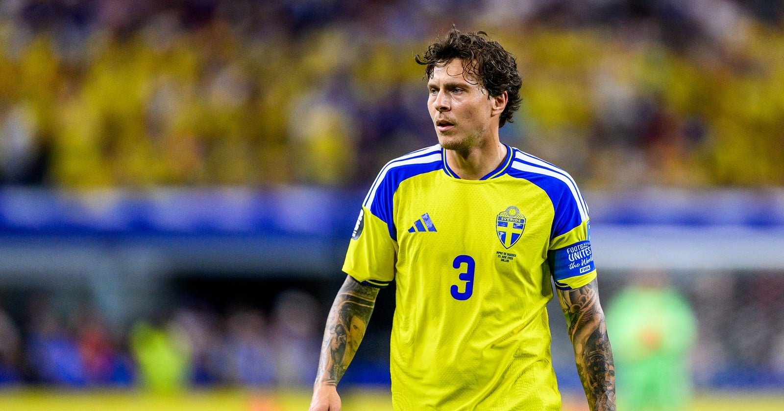 Victor Lindelöf i Sveriges gula landslagströja med kaptensbindel