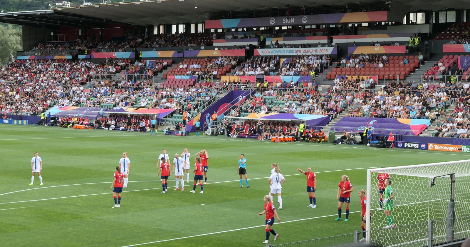 Hörnsituation i EM-matchen mellan Norge och Finland på Stade de Tourbillon i Sion, med fullsatt läktare i bakgrunden