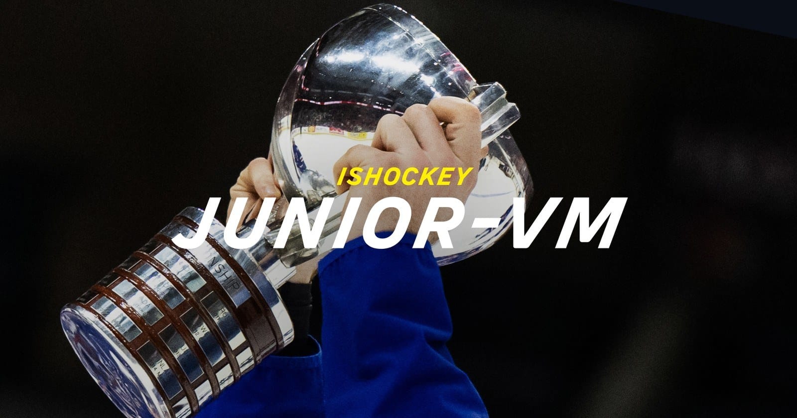 Pokalen i junior-VM lyfts mot arenataket under texten Ishockey Junior-VM