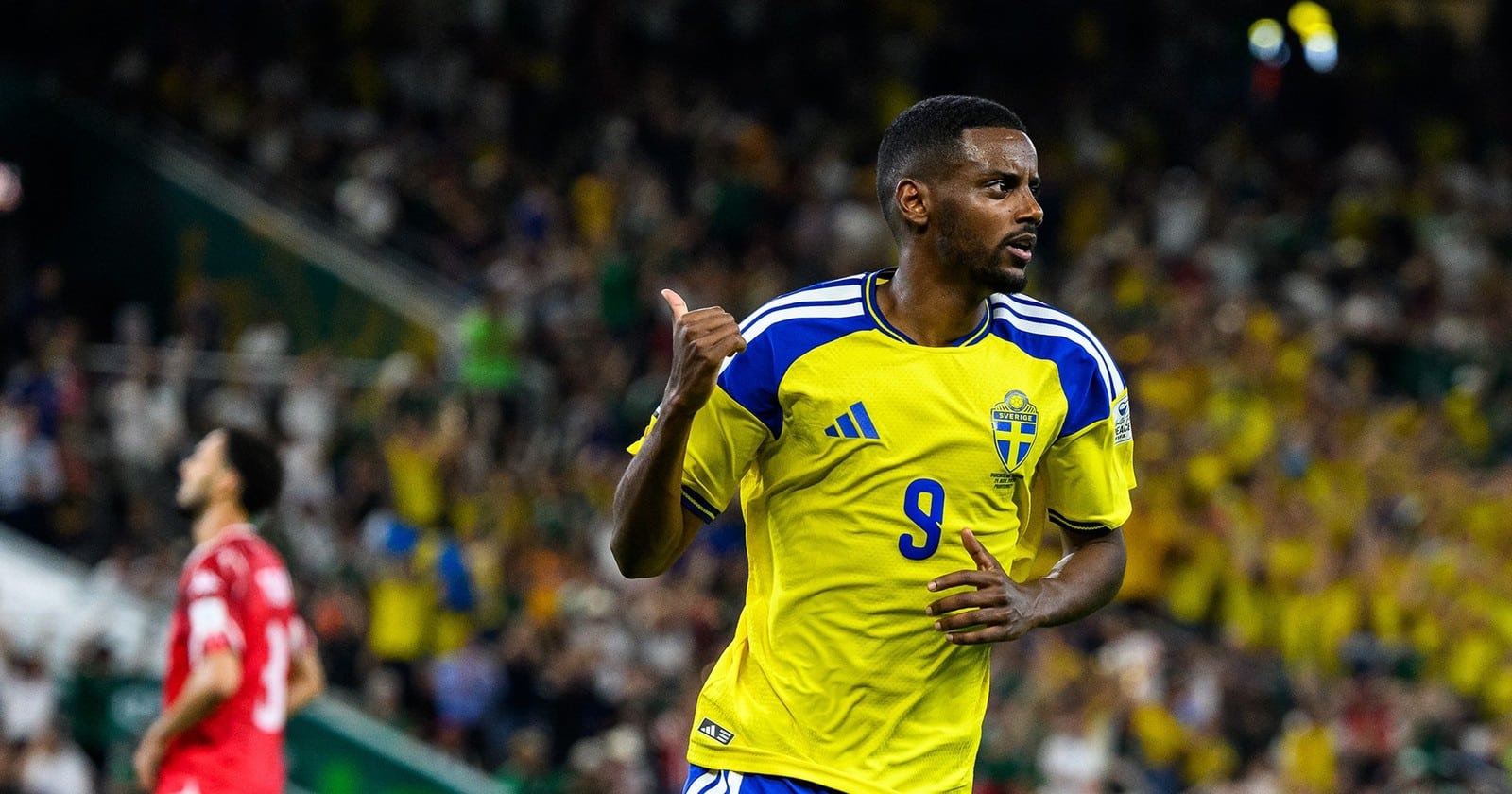 Alexander Isak i Sveriges gula landslagströja jublar med tummen upp