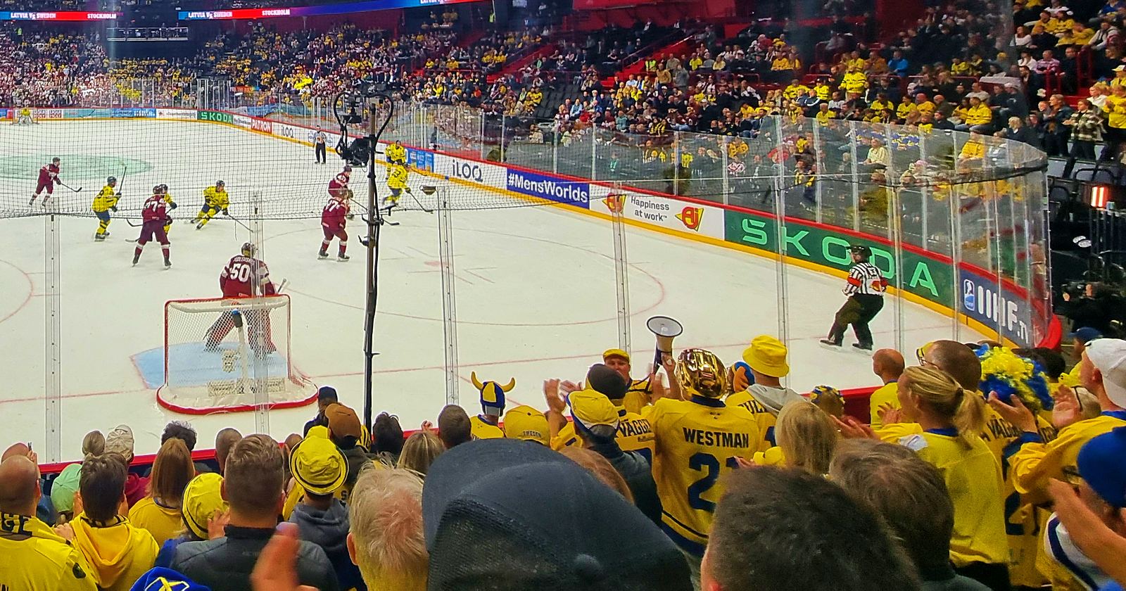 Svenska supportrar i gult när Tre Kronor spelar hemma-VM i Avicii Arena